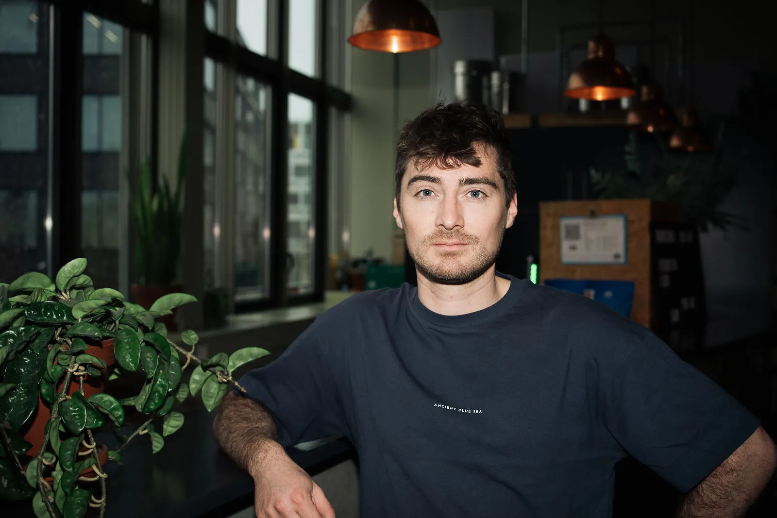 Juan sitzt an einer Bar mit Pflanzen