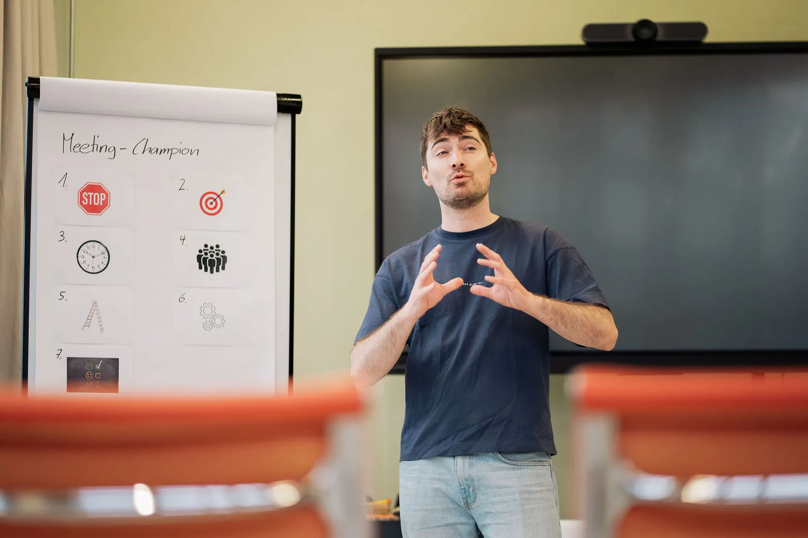 Juan erklärt etwas an einem Workshop vor einem Flipchart
